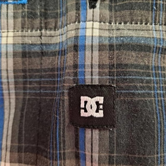 DC Plaid Button Up Shirt Blue/Black/White Size Medium - Picture 3 of 4